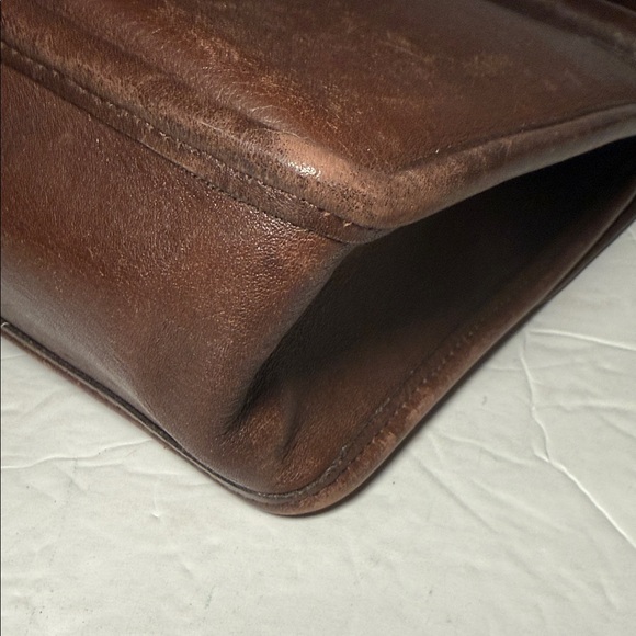 Coach Vintage Willis 9927 Brown Leather Messenger Bag with Gold Turn Lock - Picture 5 of 13